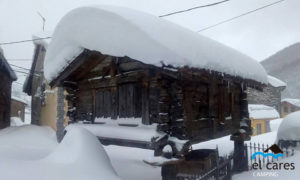 Wooden_horreo_with_snow_in_roofing