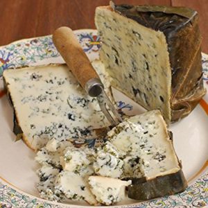 queso de Valdeon cortado por la mitad