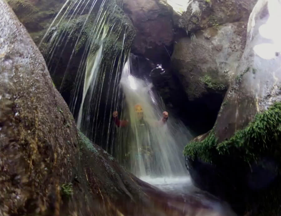 persona_con_neopreno_bajo_el_agua_de_una_cascada_de_barranco_por_Picos_de_Europa_ValdeónActivities in the Valdeón Valley