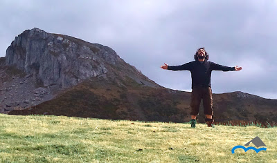 Actividades en el Valle de Valdeón, sentir la naturaleza, chico con los brazos en cruz