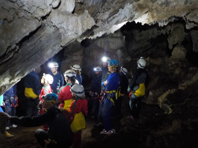 grupo haciendo espeleología en cueva de Picos de Europa