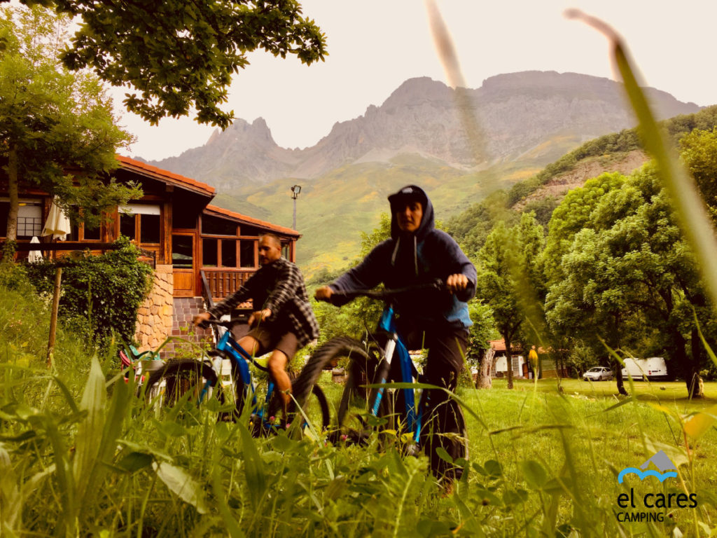 2 clicistas en la ruta en bici por el Camping El Cares en los picos de Europaelectric bikes in Picos de Europa