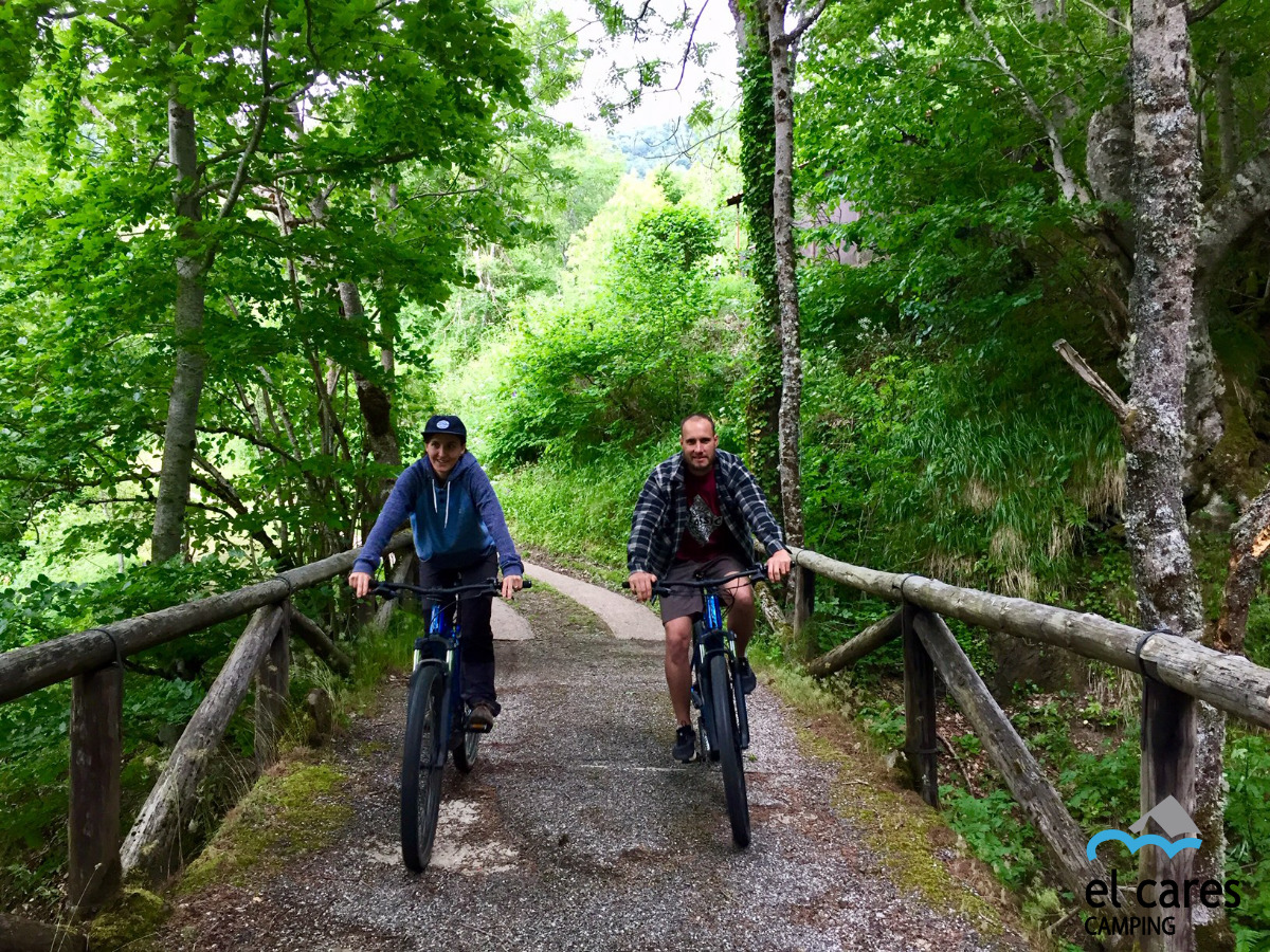 2 clicistas en la ruta en bici por el Camping El Cares en los picos de Europa