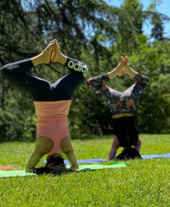 2 mujeres haciendo yoga en el Camping Picos de Europa León