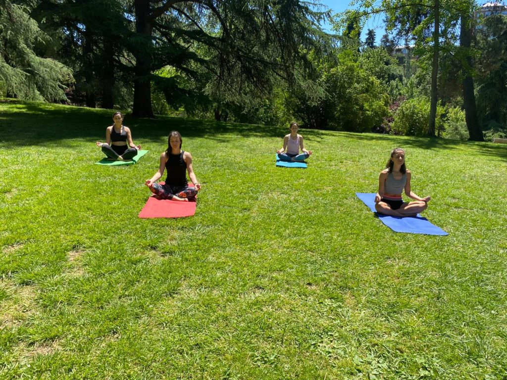 4 mujeres haciendo yoga en el Camping El Cares en los Picos de Europa