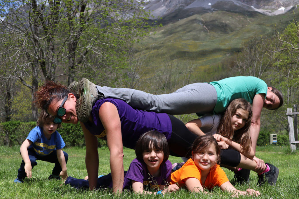 Curso de yoga en familia asanas niños montaña camping picos europa