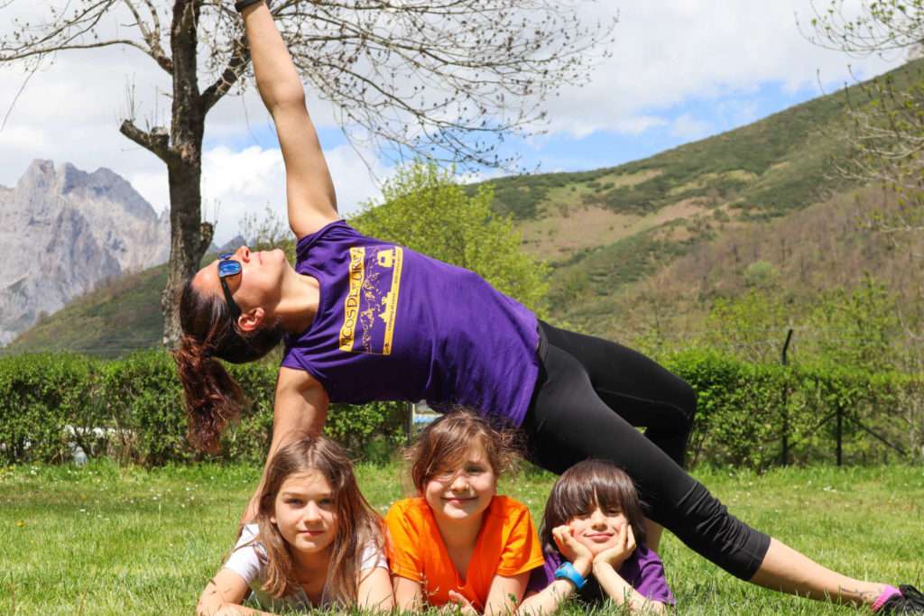 Yoga en familia asanas camping picos europa Valle de Valdeón