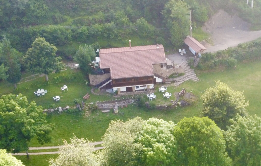 Vista aerea del Restaurante del Camping El Cares en los picos de Europa