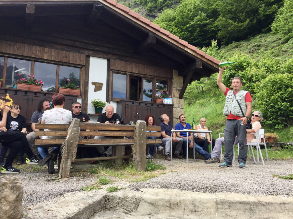 Turistas en el restaurante del Camping El Cares en los Picos de Europa