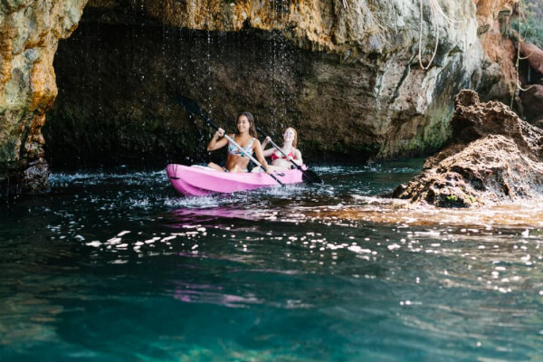 dos mujeres kayak azul ruta cueva del lobo marino Maro Cerro-Gordo en Nerja Malaga