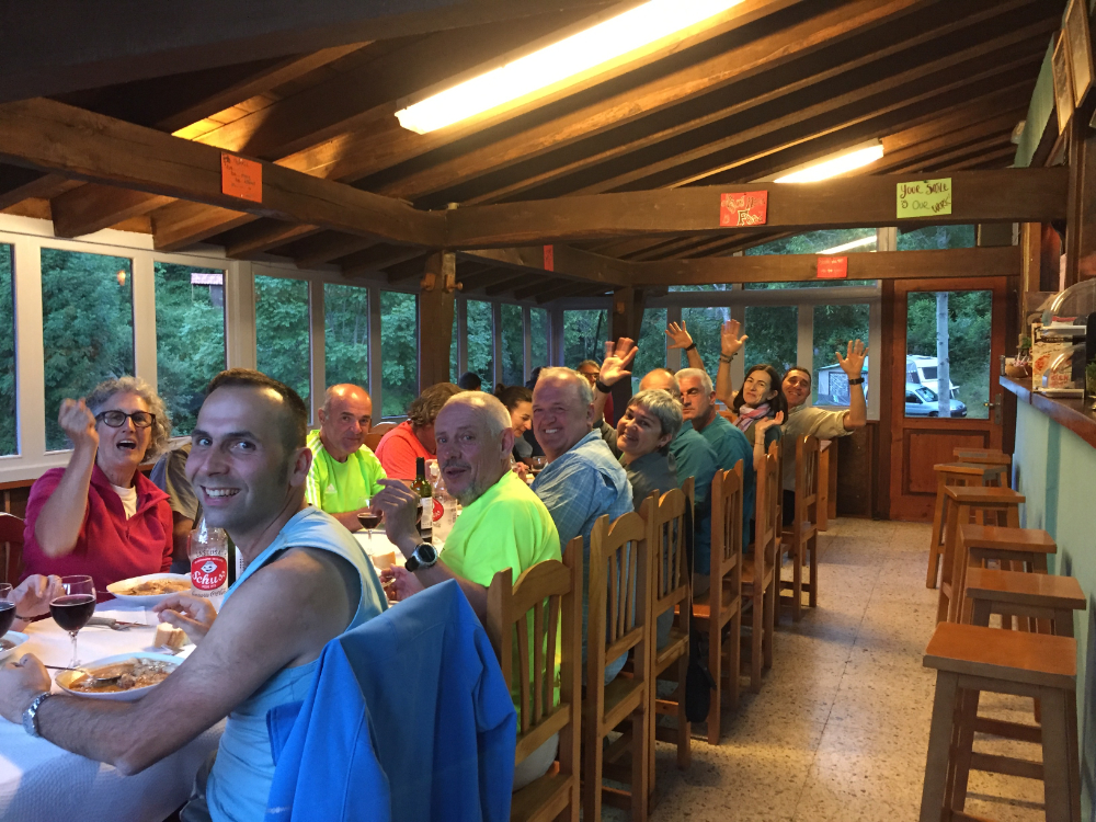 Grupo de montaña comiendo en Picos de Europa, en un restaurante de un Camping de montaña en Santa Marina de Valdeón